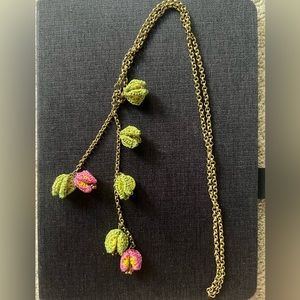 Necklace and earrings with crochet flowers